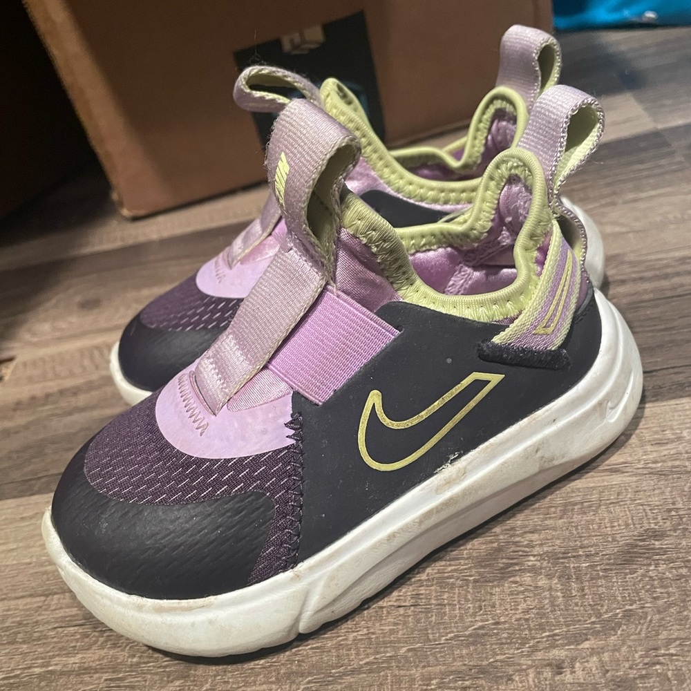 Girls Nikes Size 7